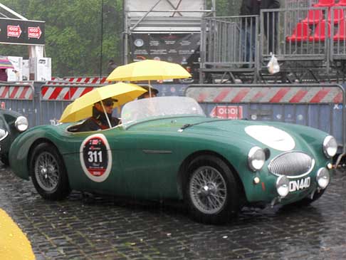 Bugatti - Austin Healey 100S del 1954 che a preso parte alla mille miglia 2010 width=