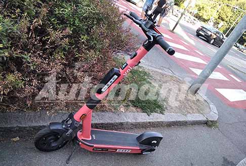 Monopattini Reggio Emilia - Monopattino Voiager 4 della Voi Technology in Sharing, uno dei pochi monopattino dotati anche di targa a Reggio Emilia