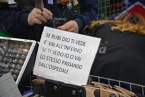 Motodays 2016  - Moto accessori slogan: Se rubi Dio ti vede, se ti vedo Io ci vai lo stesso passando dall´ospedale 