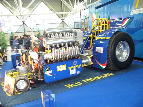 Salone di Bologna - Immagine di archivio di Automania, del trattore vincitore del Tractor Pulling edizione 2009 width=