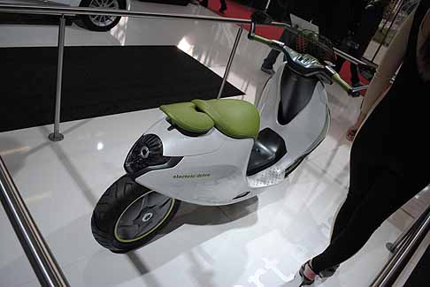 Smart - Lo scooter elettrico Smart dovrebbe essere dotato di un motore elettrico da 5,4 CV e sarebbe in grado di raggiungere i 45 km/h con un'autonomia media di 100 km width=