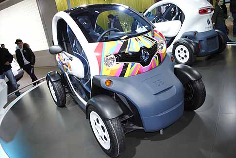 Renault - Veicolo Renualt Twizy tra auto e scooter width=