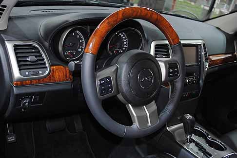 Jeep - Jeep Grand Cherokee interni in pelle e richiami in radica sul cruscotto e sul volante width=