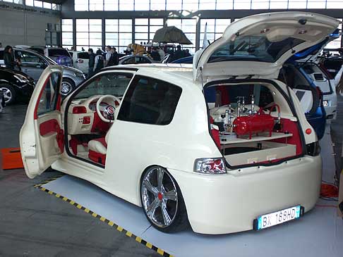 tuning - Imperdibili, infine, le emozioni del Yokohama Arena, teatro del Drift Battle Italian Style, uno spettacolo basato sulla formula dell´exhibition match di drifting a cui prenderanno parte i 20 migliori piloti del panorama italiano. width=