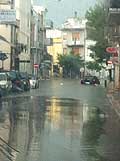 Piazza Kennedy vettura Renault impantanata nell´acqua ad Acquaviva delle Fonti del 14 Giugno 2014