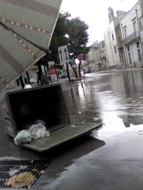 Nubifragio Sud Barese - Casonetto ribaldato dalla furia dell´acqua a Piazza Kennedy ad Acquaviva delle Fonti - Bari del 14 Giungo 2014 width=