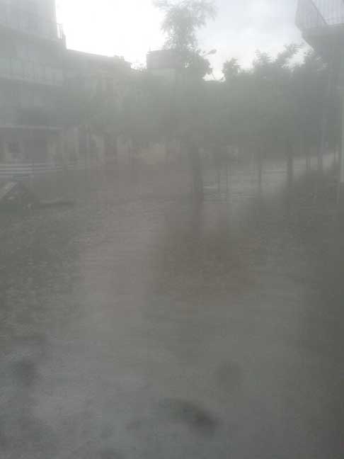 Nubifragio Sud Barese - Cassonetti travolti dalla furia dell´acqua precipitata ad Acquaviva delle Fonti (Bari) 14 giugno 2014 a Piazza Kennedy width=