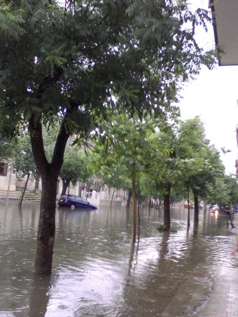 Nubifragio Sud Barese - Nuova alluvione ad Acquaviva delle Fonti (Bari) con auto famigliare in panne sommersa dall´acqua del 14 giugno 2014 width=