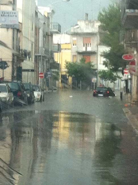 Nubifragio Sud Barese - Piazza Kennedy vettura Renault impantanata nell´acqua ad Acquaviva delle Fonti del 14 Giugno 2014 width=