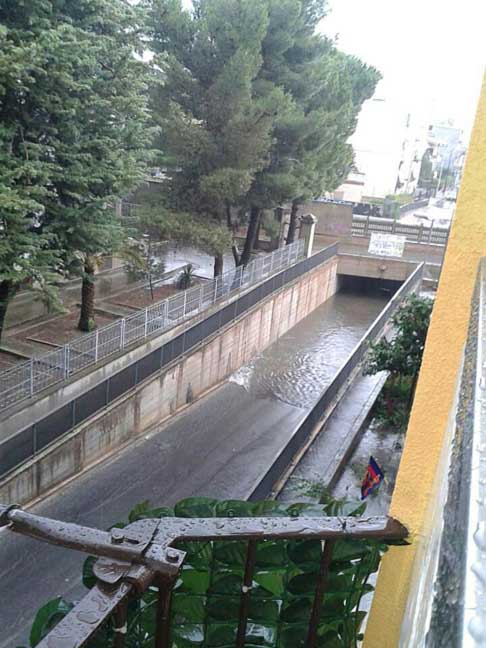 Nubifragio Sud Barese - Ponte Via per Cassano totalmente allagato ad Acquaviva delle Fonti del 14 Giungo 2014 width=