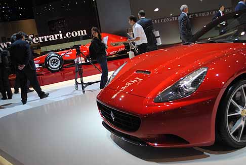 Ferrari - Ferrari California HELE dettaglio anteriore e monoposto di F1 sullo sfondo width=