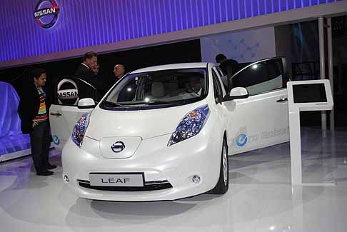 Nissan - nissan leaf salone frontale bianca width=