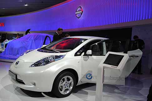 Nissan - nissan leaf salone laterale bianca width=