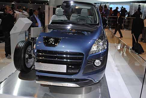 Peugeot - Peugeot 3008 Hybrid4 con motore diesel ed elettrico width=