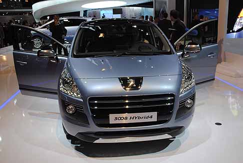 Peugeot - Peugeot 3008 Hybrid4 anteriore vettura width=