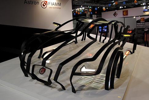 Astron Fiamm - car.bones design de Bertrans Médas IDS con luci OLED. Struttura di una vettura che utilizza le luci Oled che ha uno spesso molto sottile di circa 2 mm rispetto ai 30 cm di un faro tradizionale width=