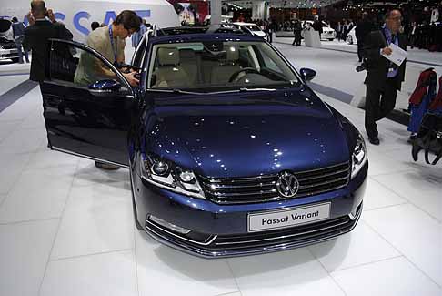 Volkswagen - Nuova Volkswagen Passat Variant blu metallizzato width=