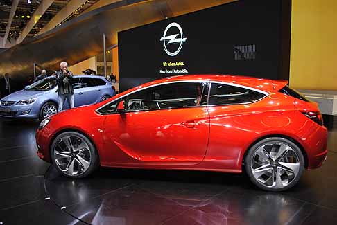 Opel - Prima mondiale Opel Astra GTC Concept allo scorso salone di Parigi width=