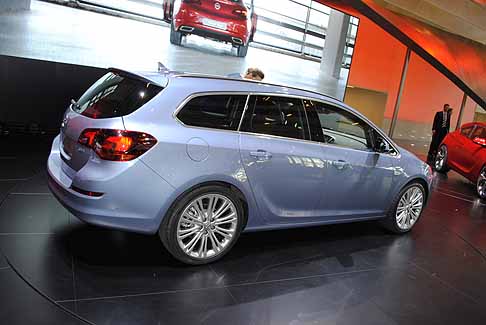 Opel - Opel Astra Sports Tourer width=