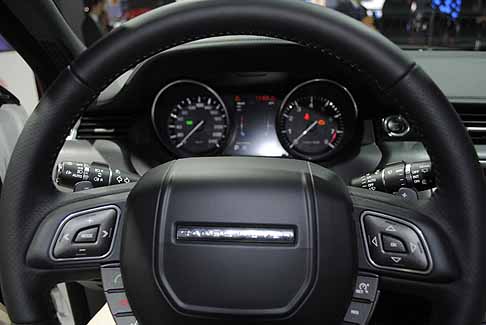 Land Rover - Range Rover Evoque interni volante e cruscotto. Interni Suv Evoque width=