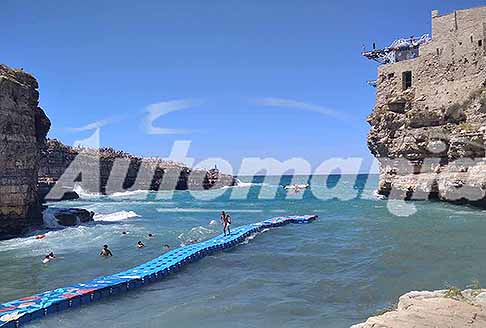 Tuffi Polignano a Mare Cliff Diving - Atleti attraversano in difficoltà la passerella galleggiante e scogliera gremita di gente al Red Bull Cliff Diving World Siries 2025 a Polignano a Mare