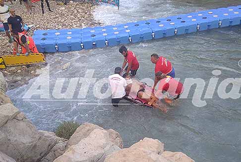 Tuffi Polignano a Mare Cliff Diving - Soccorso Yolotl Martinez con il collare dopo un brutto tuffo, che alza il pollice in segno di Ok (documentato dalla foto) al Red Bull Cliff Diving World Siries 2025 a Polignano a Mare