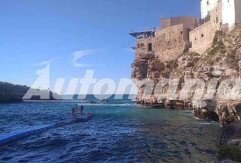 Tuffi Polignano a Mare Cliff Diving - Ultimo tuffo di Carlos Gimeno dal trampolino lo aspettano sulla piattaforma galleggiante Garry Hunt e Johnatan Paredes tutti e 3 a podio al Red Bull Cliff Diving World Siries 2025 a Polignano a Mare