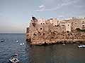 Tuffi mozzafiato dalle scogliere di Polignano a Mare: un mix unico di sport estremo e bellezza naturale. Vivi l’adrenalina: vieni a tifare i migliori tuffatori del mondo!