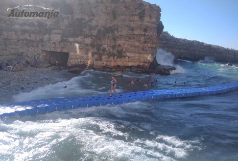 Finale Femminile Cliff Diving - L’italiana Elisa Cosetti attraversa con determinazione la pedana galleggiante del Red Bull Cliff Diving 2025 a Polignano a Mare, pronta a sfidare le scogliere pugliesi con tuffi mozzafiato