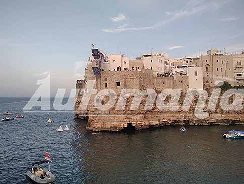 Polignano a Mare - Tuffi mozzafiato dalle scogliere di Polignano a Mare: un mix unico di sport estremo e bellezza naturale. Vivi l’adrenalina: vieni a tifare i migliori tuffatori del mondo!