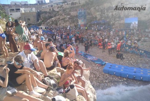 Finale Femminile Cliff Diving - Nella finale femminile del Red Bull Cliff Diving World Series 2025 a Polignano, Rhiannan Iffland trionfa davanti a una spiaggia gremita di spettatori entusiasti tra le iconiche scogliere pugliesi