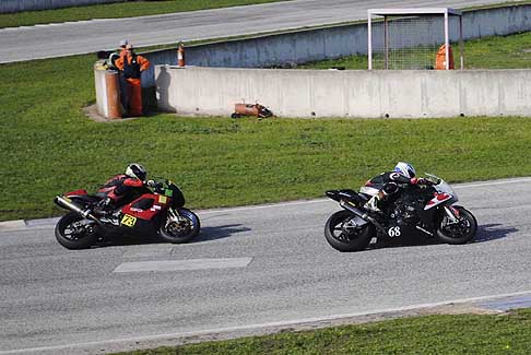 Trofeo Inverno - Aquino Andrea su bmw insegue Schingrano Leonardo su moto Aprilia al Trofeo Inverno 2015 in pista presso l´Autodromo del Levante 2015