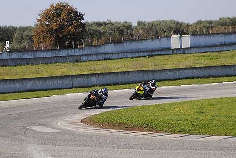 Trofeo Inverno 2015 - Del Vecchio Nicola su Triumph segue De Luca Marco su Yamaha rispettivamente secondo e terzo sul tornantino, 3^ Gara al Trofeo Inverno 2015 all´Autodromo del Levante nel circuito di Binetto