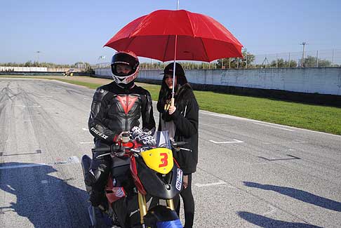 Open Amatori/Rookies - Griglia di partenza biker Terlizzi Ricciardo moto BMW e ragazza ombrellino 3^ gara, Classe Open Amatori Rookies al Trofeo Inverno 2015 presso l´Autodromo del Levante
