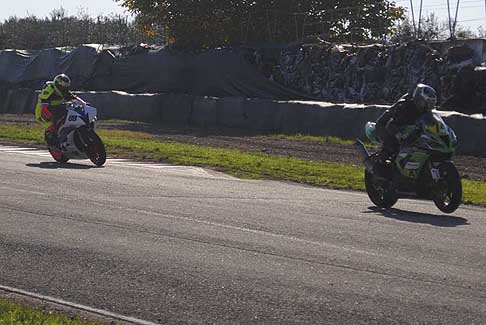 600 Rookies - Kawasaki di Canelli Michele insegue la Yamaha De Giosa Roberto lottano per il podio 3^ gara del Trofeo Inverno 2015 presso l´Autodromo del Levante