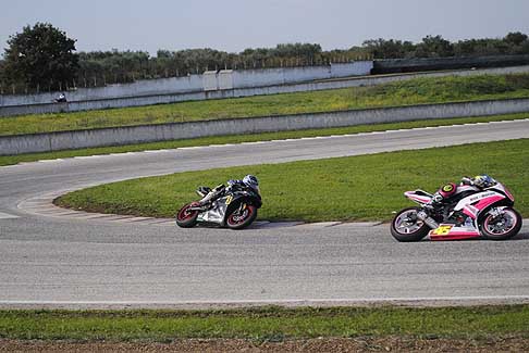 Trofeo Inverno - Mazza Stefano su bike Yamaha insegue Del Vecchio Nicola su moto Triumph in gara classe 600 Open/Amatori al Trofeo Inverno 2015 presso l´Autodromo del Levante a Binetto