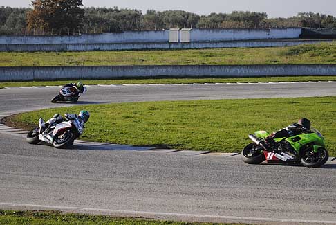 Classe Open - Moto classe Open Kawasaki di Cesario Stefanelli insegue Albanese Rossano su Aprilia e Gentile Flavio su Ducati 3^ gara del Trofeo Inverno 2015 classe Open all´Autodromo del Levante