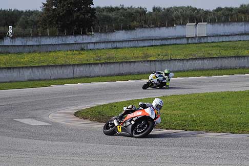 Trofeo Inverno - Scolamacchia Antonio su Yamaha segue Santeramo Vincenzo s Honda al tornantino in gara per il Trofeo Inverno 2015 presso l´Autodromo del Levante a Binetto