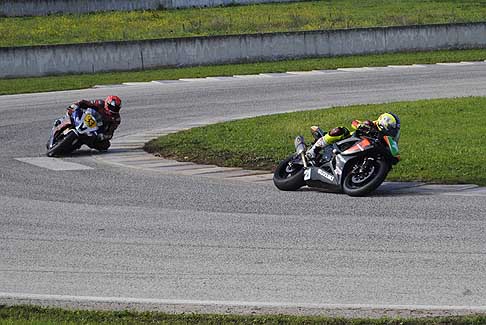 Trofeo Inverno - Suzuki di Melone Alessandro segue la Yamaha di Moreo Francesco al tornantino in gara classe 600 Open/Amatori al Trofeo Inverno 2015 presso l´Autodromo del Levante a Binetto