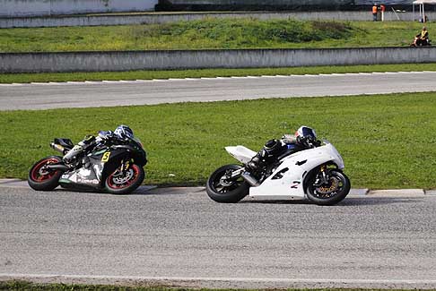 Trofeo Inverno - Yamaha di Ostuni Vincenzo segue la Triumph di Del Vecchio Nicola in gara al Trofeo Inverno 2015 presso l´Autodromo del Levante a Binetto