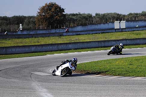 Trofeo Inverno 2015 - Yamaha biker Ostuni Vincenzo segue la Honda di Ritella Nicola al tornantino Classe 600 Open/Amatori, 3^ Gara al Trofeo Inverno 2015 all´Autodromo del Levante nel circuito di Binetto
