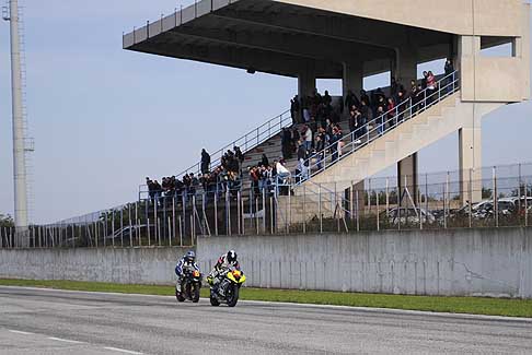Trofeo Inverno - Duo di testa De Luca Marco su Yamaha insegue Del Vecchio su Triumph sul rettilineo sotto le tribune in gara classe 600 Open/Amatori al Trofeo Inverno 2015 presso l´Autodromo del Levante a Binetto