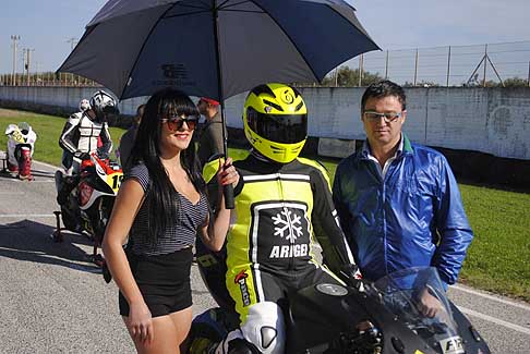 Trofeo Inverno - Sexy ragazza ombrellino, biker Introna e meccanico al Trofeo Inverno 2015 in pista presso l´Autodromo del Levante a Binetto