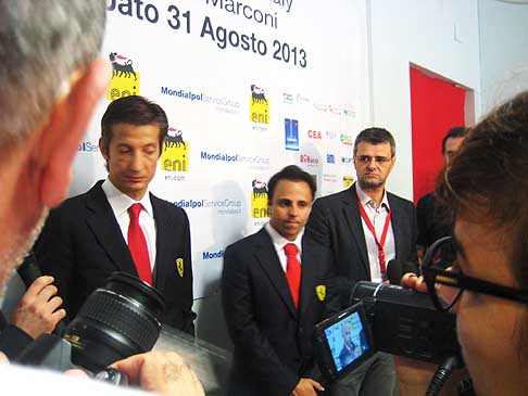 Felipe Massa - Felipe Massa e responsabili Ferrari per ritirare il premio Trofeo Lorenzo Bandini 2013 width=