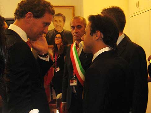 Felipe Massa - Il pilota Felipe Massa era accerchiato da una marea di persone che volevano una foto, un autografo width=