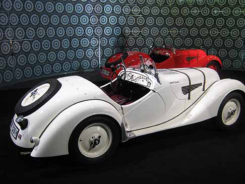 BMW - BMW Classic con le auto storiche bianca con ruota posteriore esterna width=